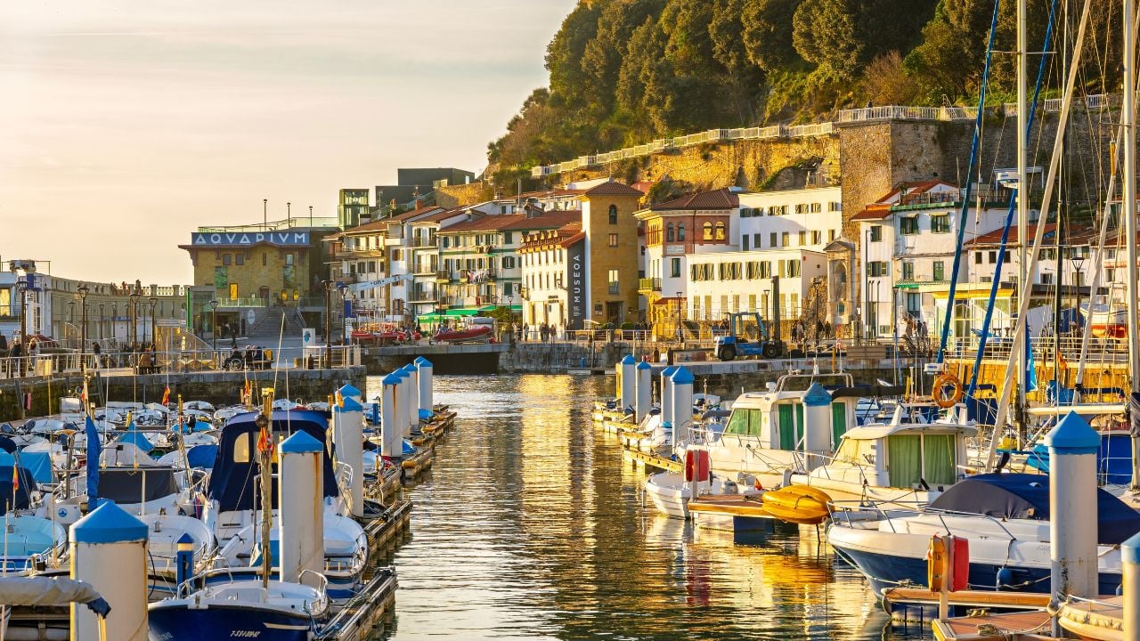 Scenic view of the marina in San Sebastián at sunset.