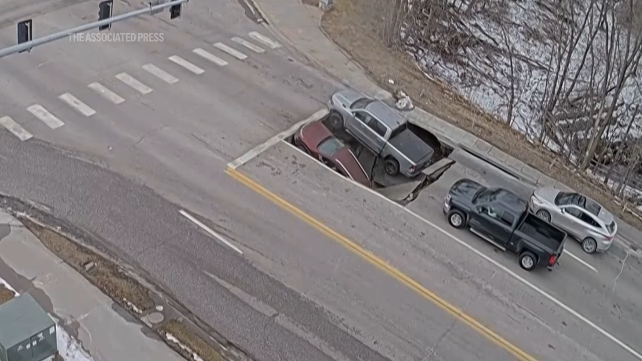 cars in sink hole
