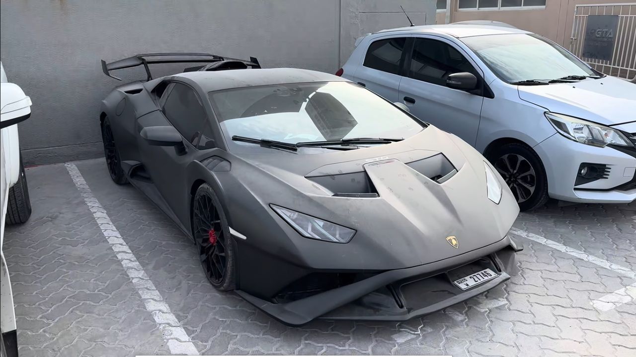 Front 3/4 view of a dust-covered Lamborghini Huracán STO