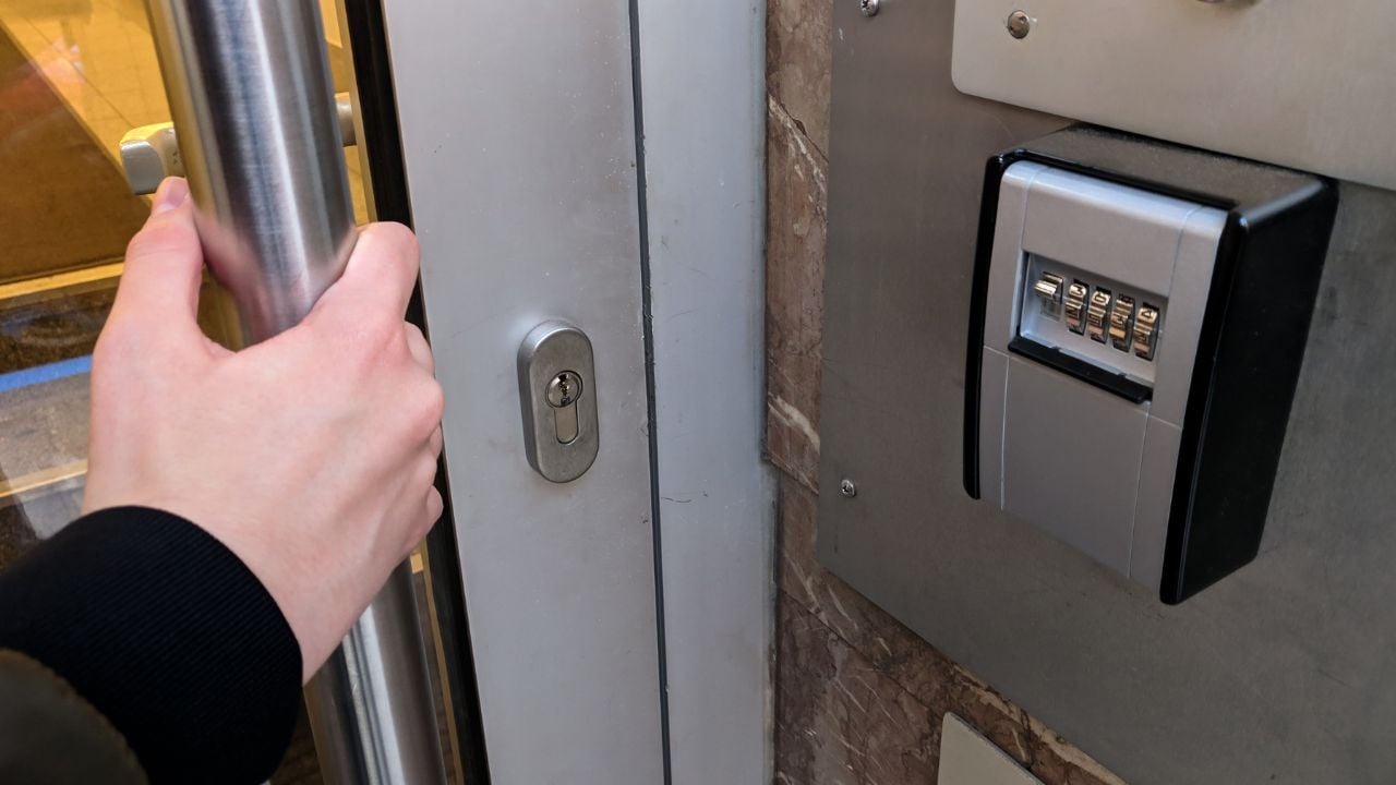 Key locker used to store the key of a tourist apartment. The safe lock is used when the guest arrives to the touristic flat and the host can't open the door. Enter a 4-digits code to get the keys.