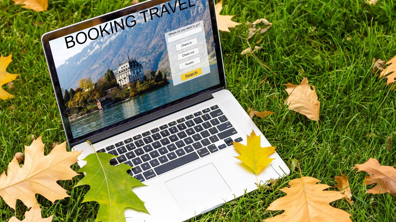 Online travel booking and trip-planning concept