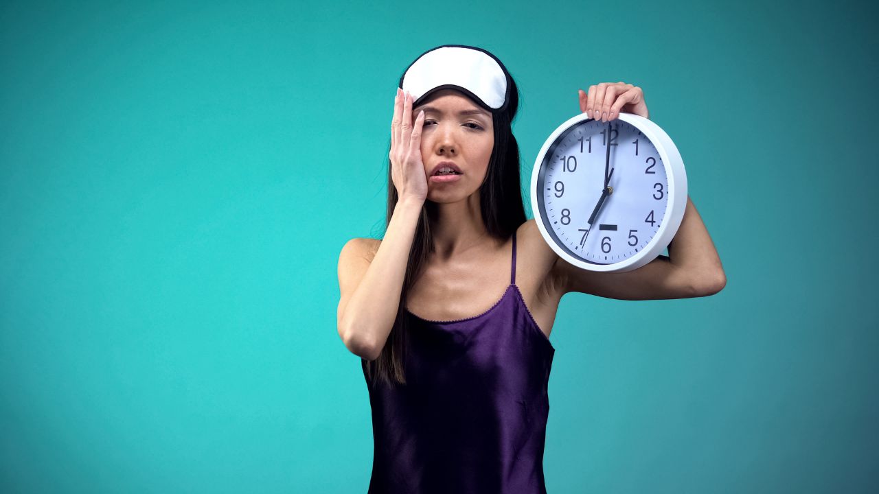 Sleepy woman cant wake up at 7 oclock, bad sleep conditions, biological rhythm