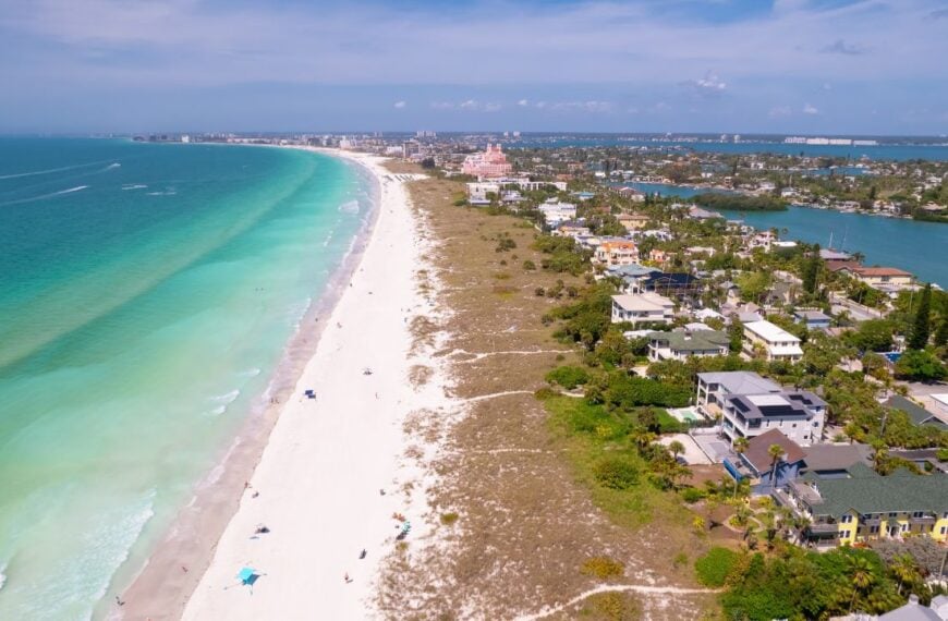 Florida Beaches. Beautiful seascape. St Pete Beach Florida. Ocean beach, Hotels and Resorts. Turquoise color of salt water. Gulf of Mexico. St Petersburg or Clearwater Florida. Summer vacation.