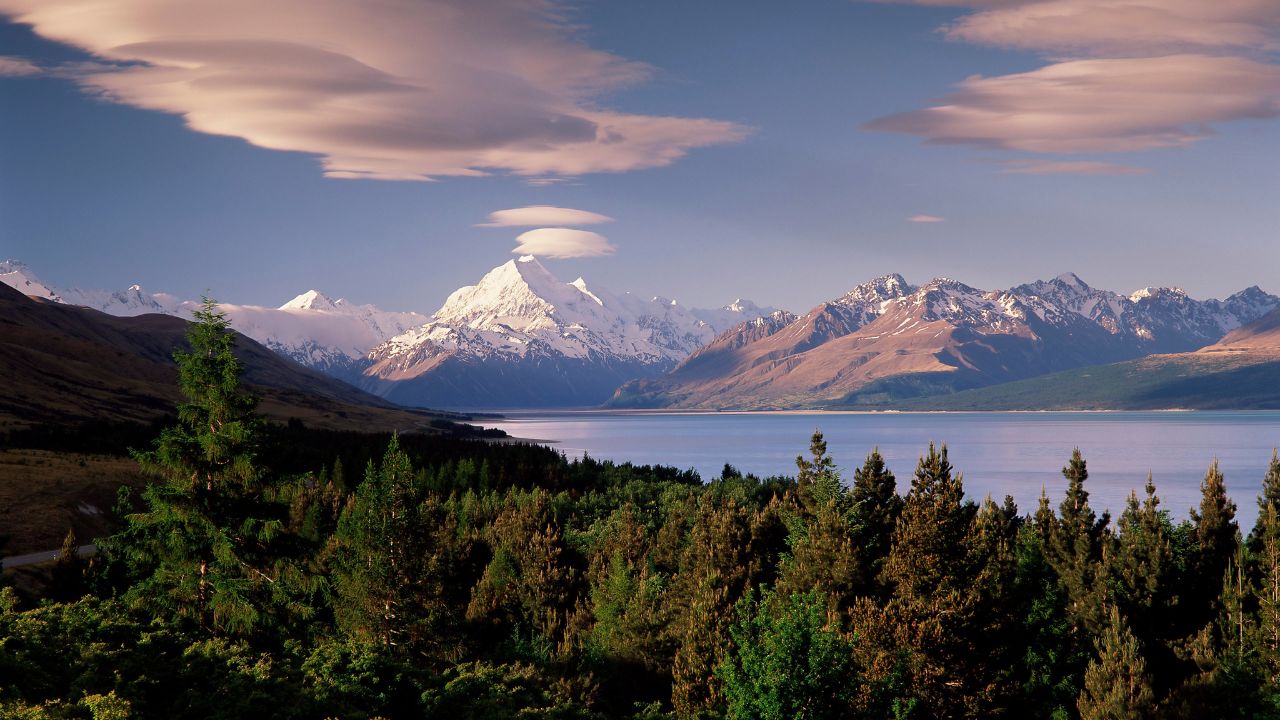 Mount cook (aoraki) viewed across lake pukaki, mackenzie country, south canterbury, canterbury, south island, new zealand, pacific