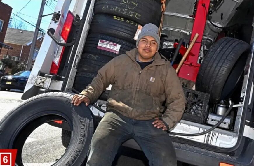 This guy turned a pothole into a business. He's making thousands a night.