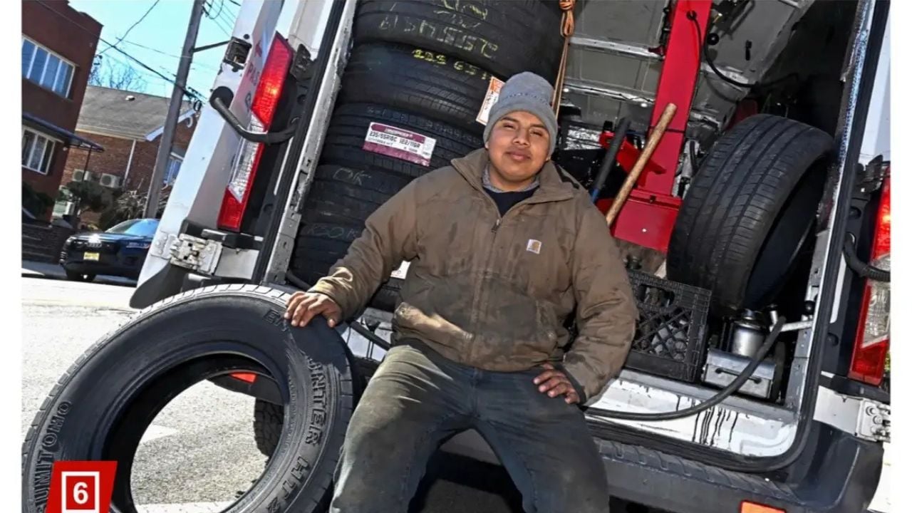 This guy turned a pothole into a business. He's making thousands a night.