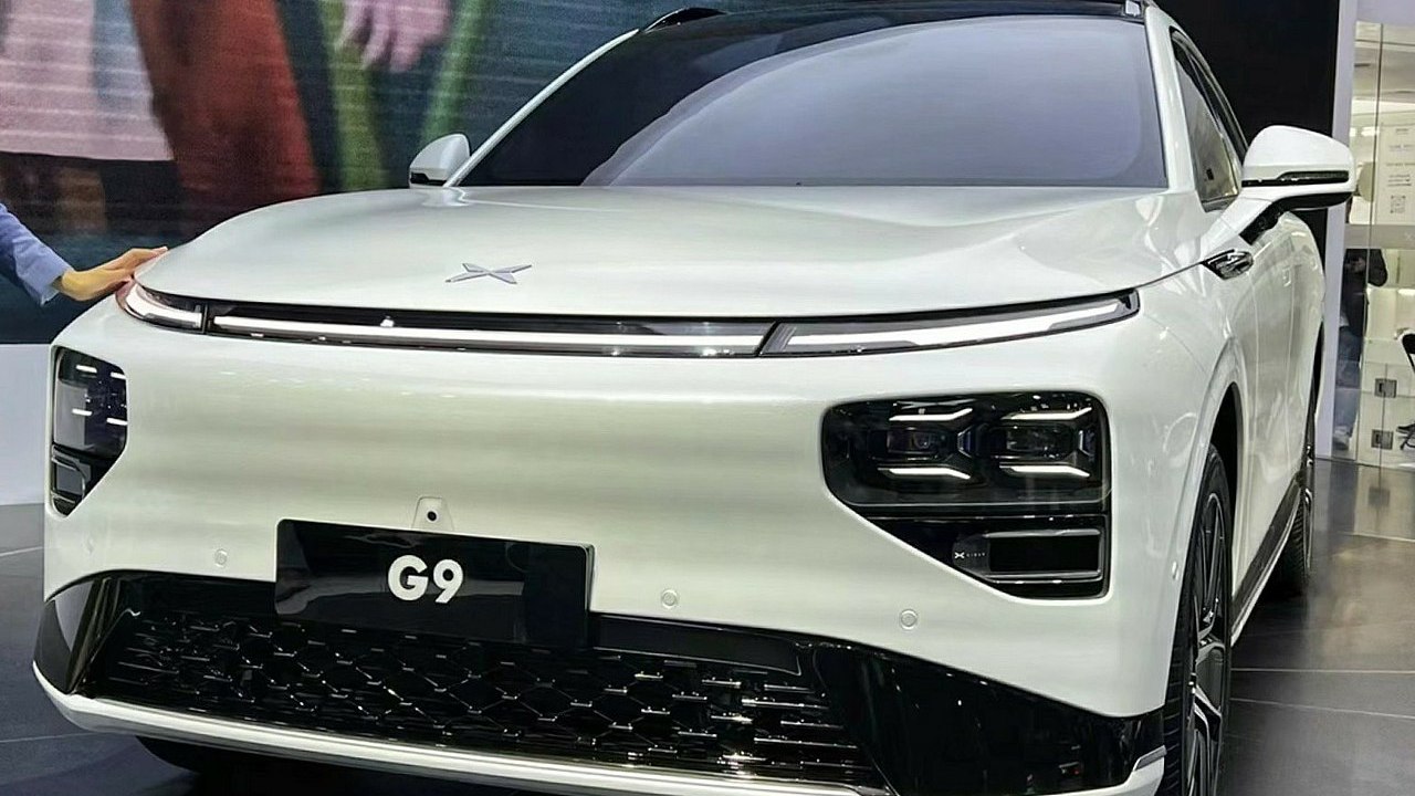 XPeng_G9_front_quarter_at_the_2021_Guangzhou_Auto_Show