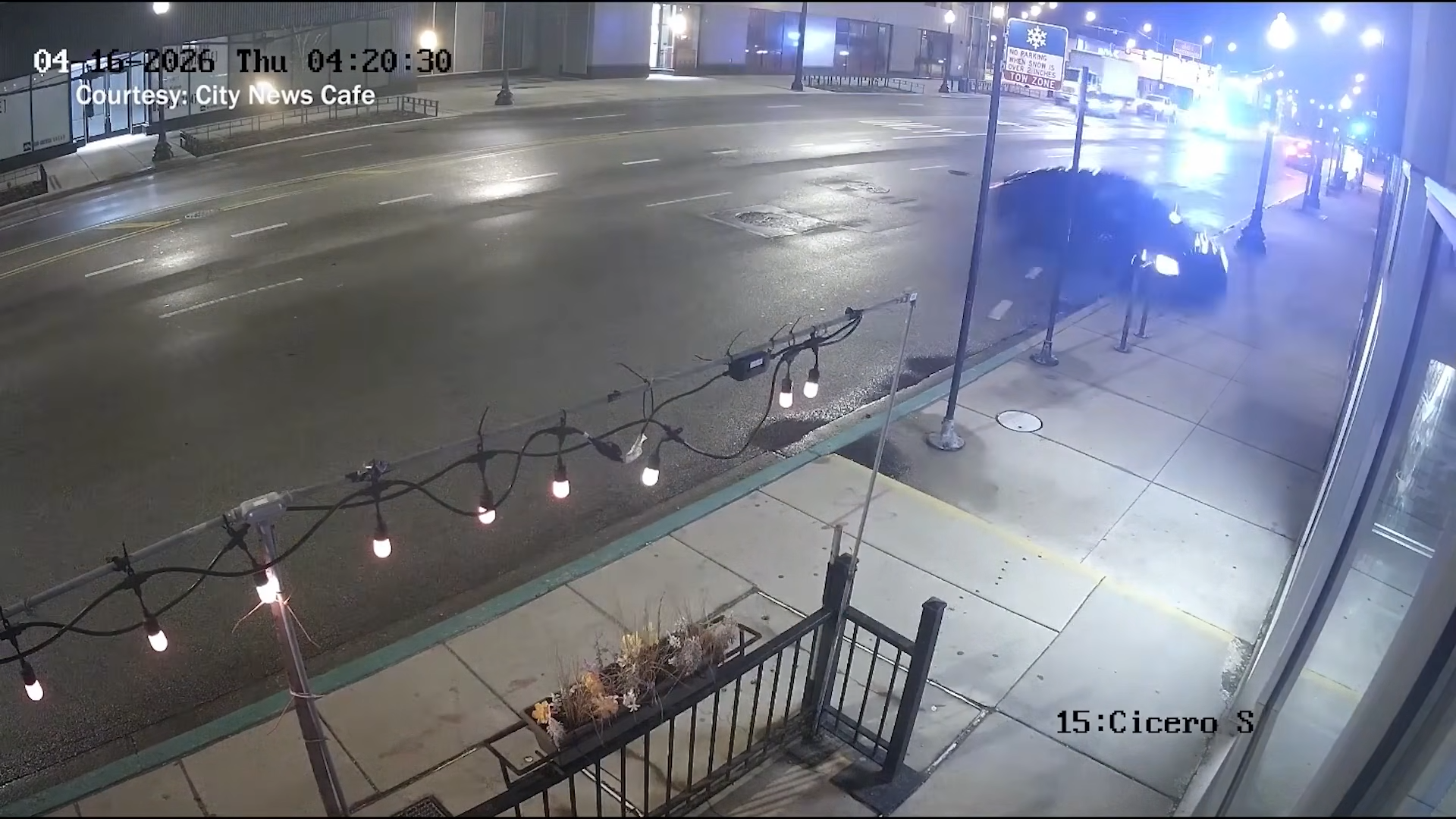 kia crashes into cafe in chicago
