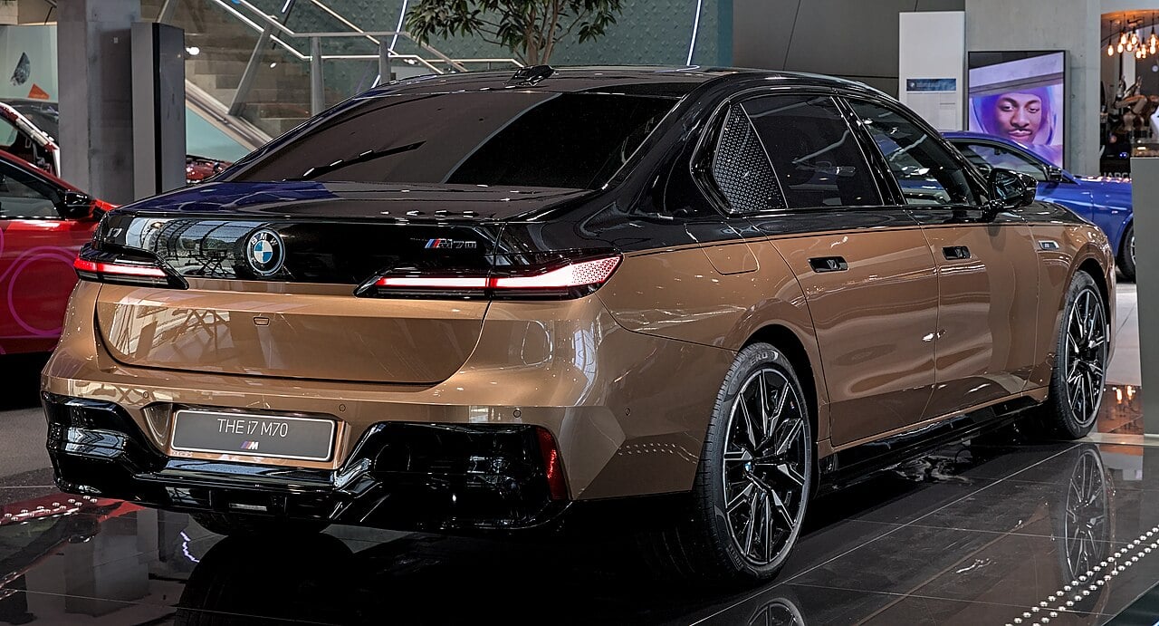 BMW i7 M70 at the IAA 2023.