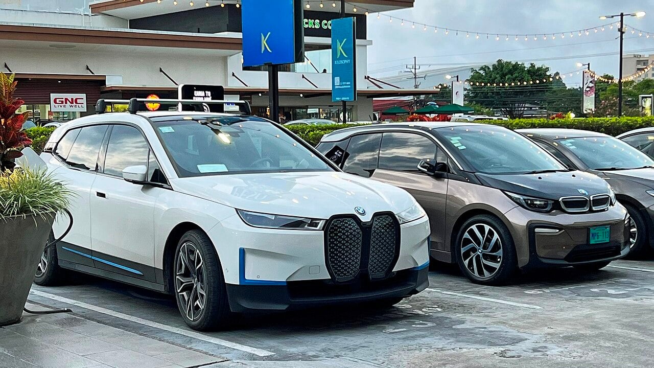 BMW iX and BMW i3 in Costa Rica