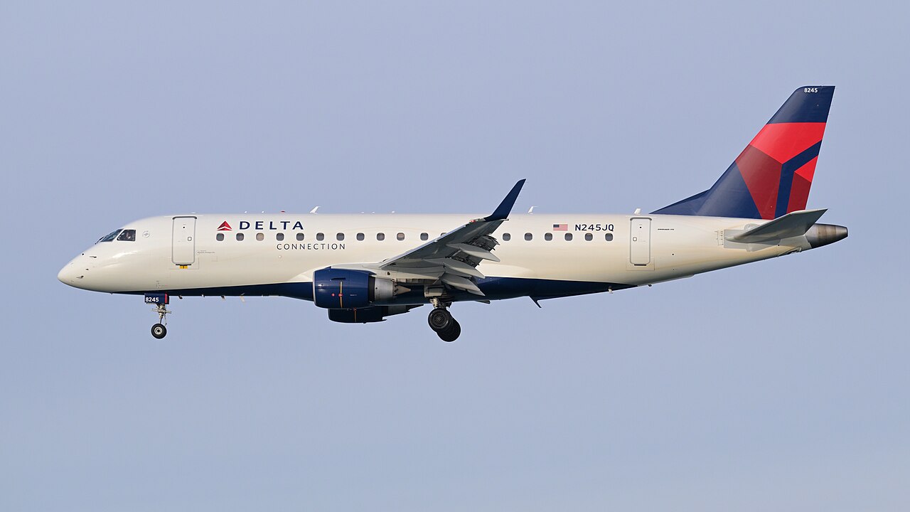 Delta Connection Embraer 175 N223JQ departing Boston.