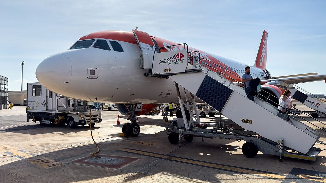 EasyJet Airbus A319 (G-EZDA) at Valencia Airport.