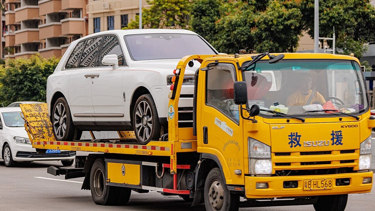 ROLLS ROYCE CULLINAN & ISUZU ELF N SERIES.