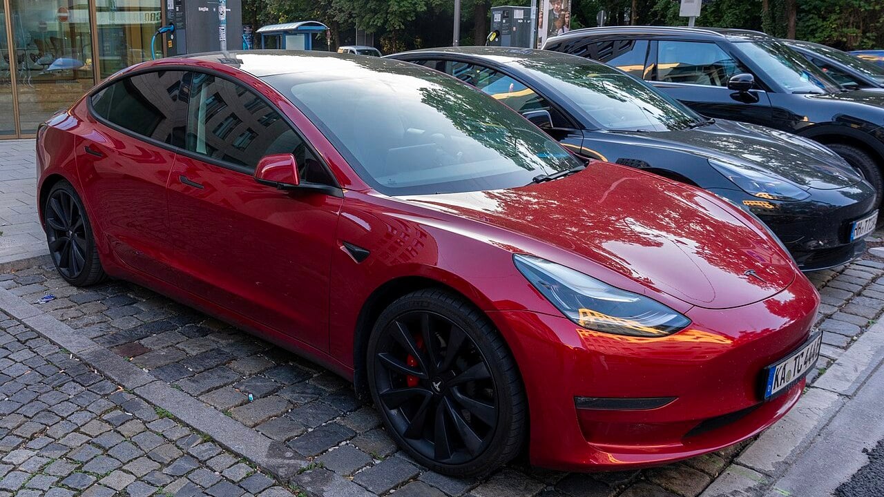 Tesla_Model_3_in_München_geparkt