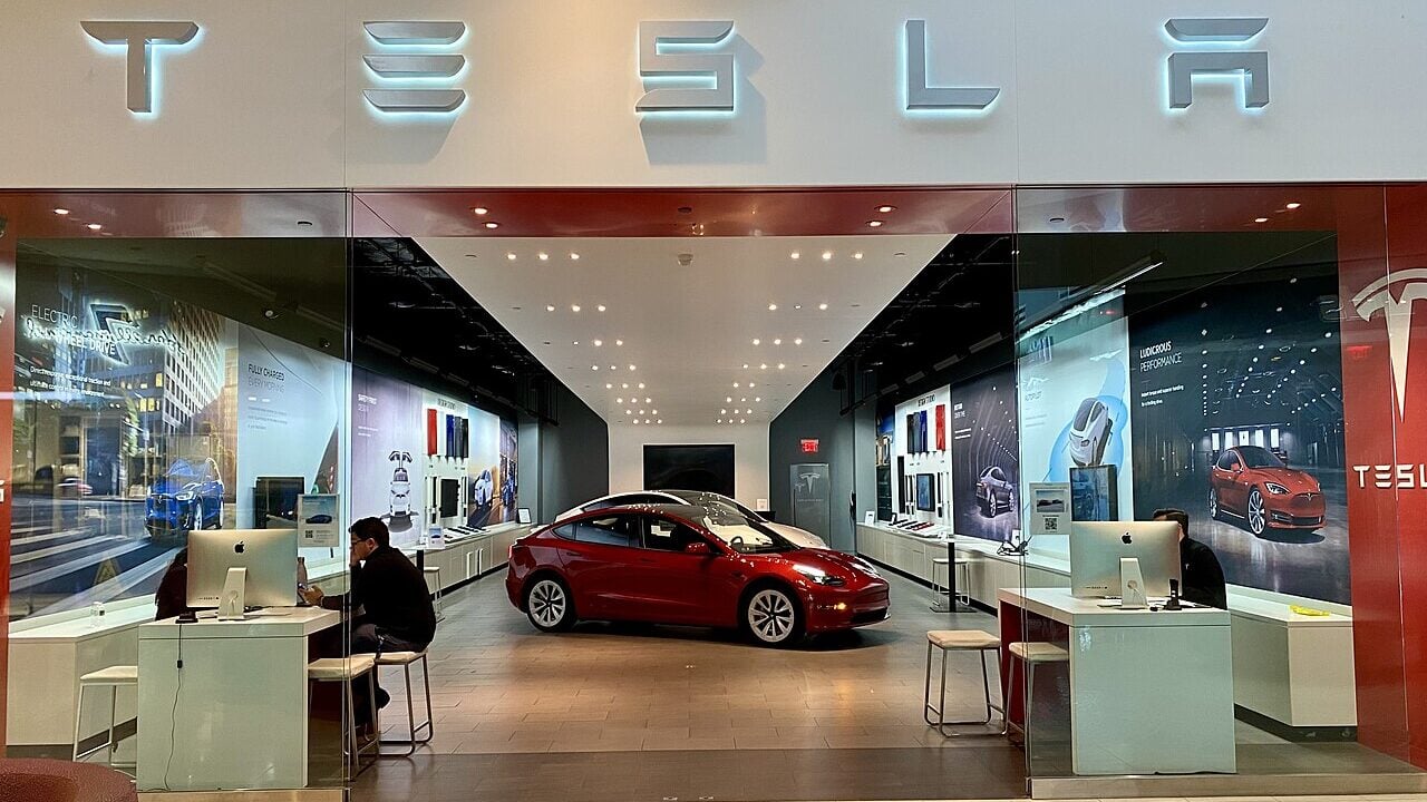 Tesla shop at Dadeland Mall 2022.