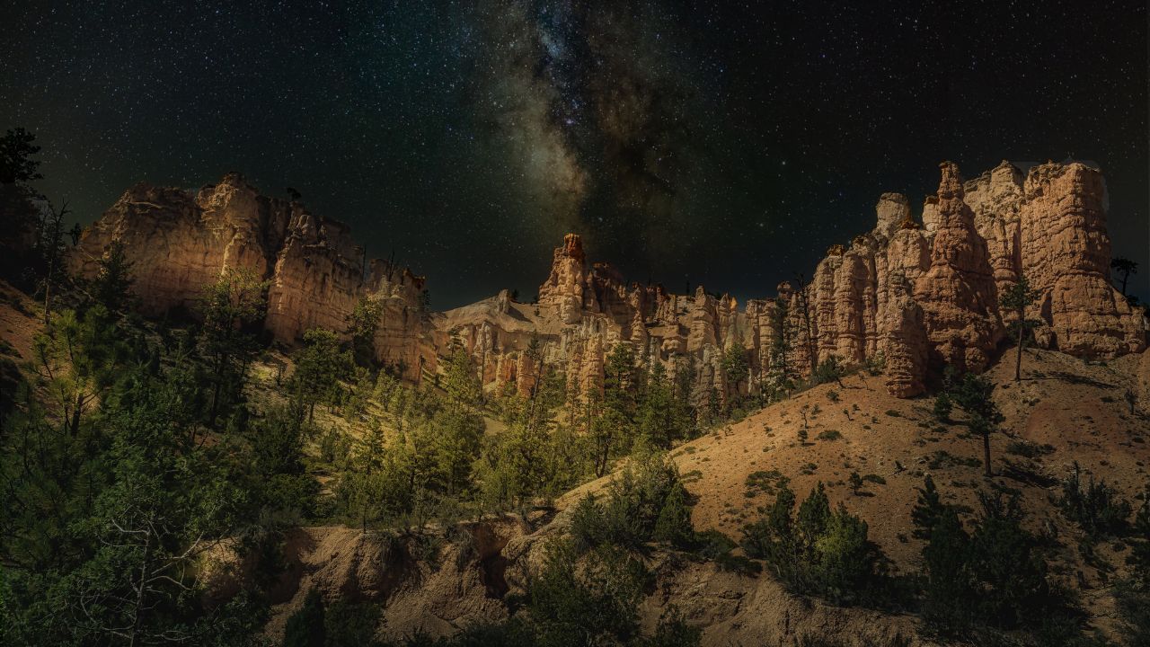 Night sky and the Milky Way over the hoodoos at Bryce Canyon, Utah.