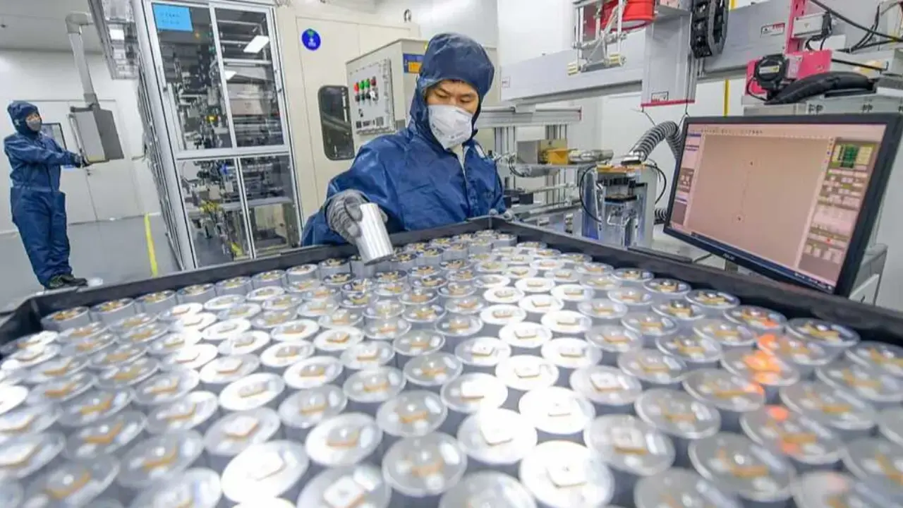 Scientist building sodium-ion battery.