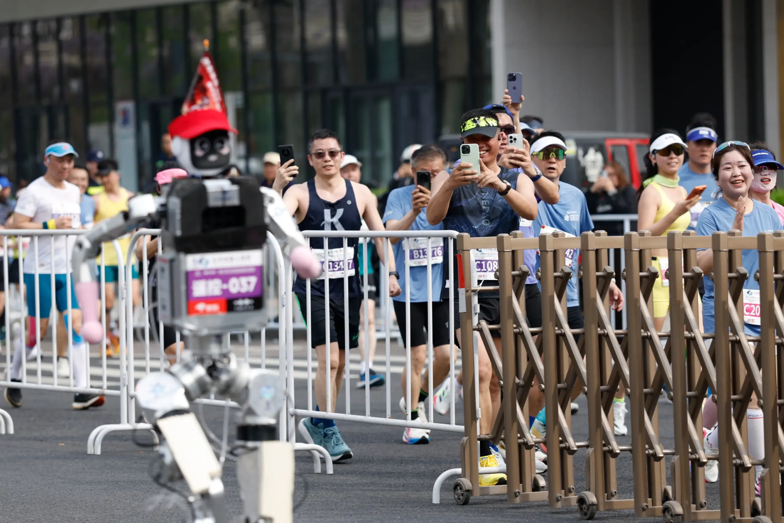 robot beats people in marathon beijing