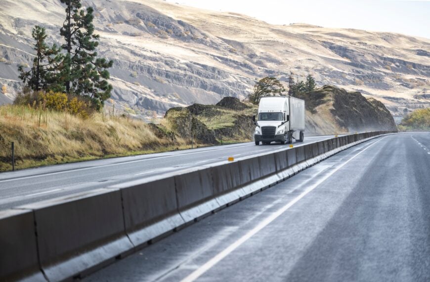 semi truck on the oregon highway