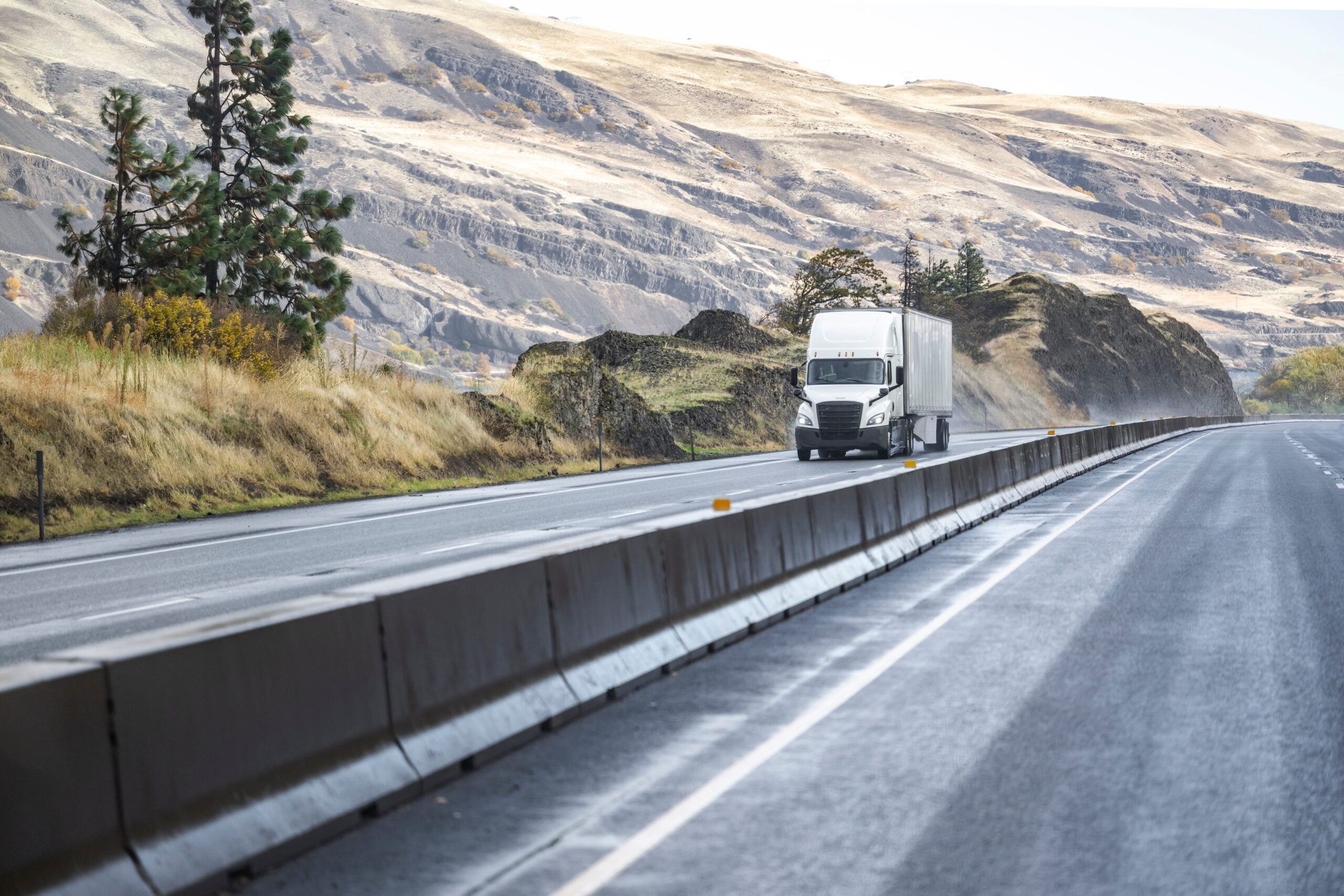 semi truck on the oregon highway