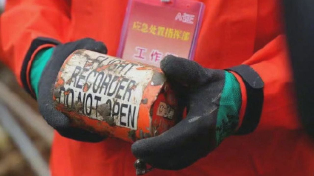 Black box (FDR) of crashed flight MU5735 retrieved.