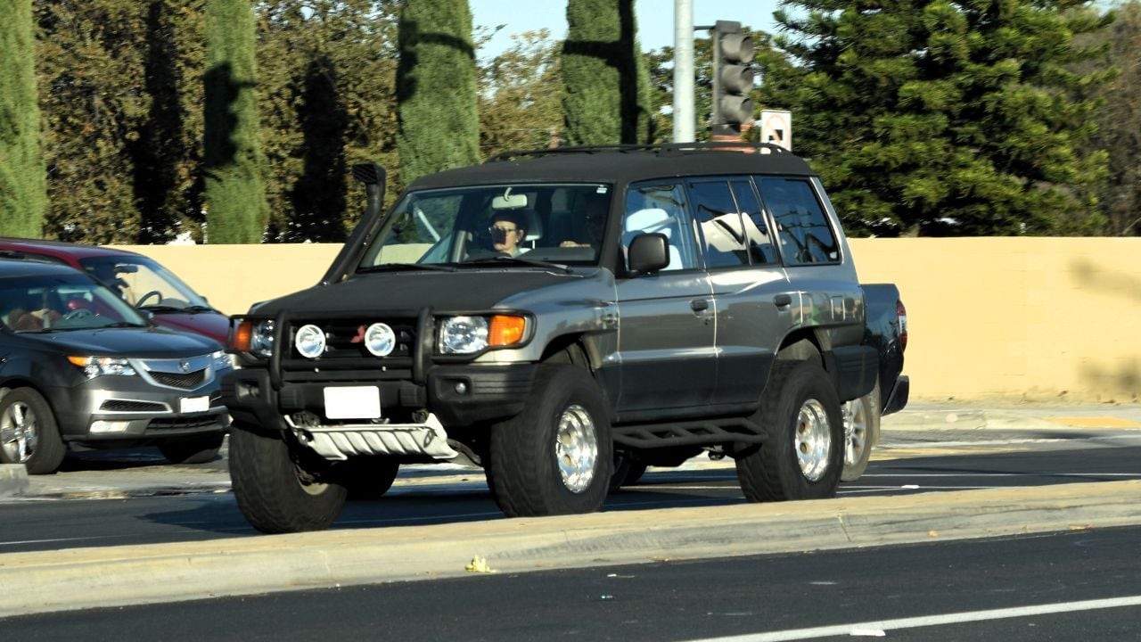 Mitsubishi Montero SR