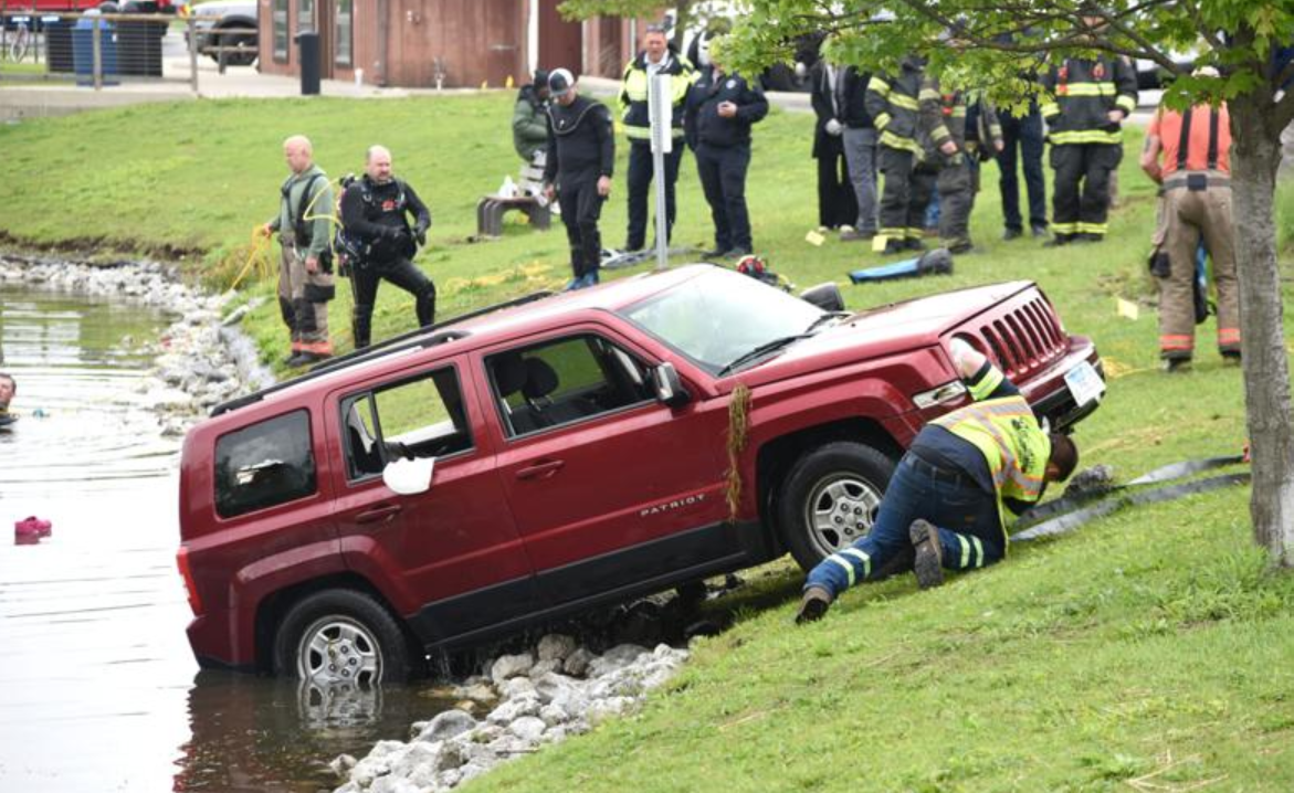 stolen jeep found in lake gets pulled out
