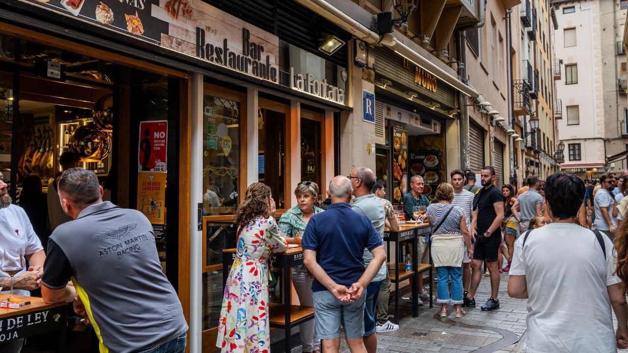 Locals and travelers eating and drinking on Calle Laurel in Logroño, Spain