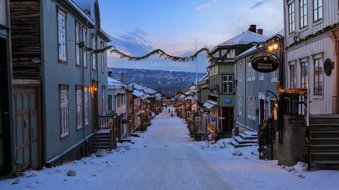 Street in Røros, Norway, decorated for Advent and Christmas
