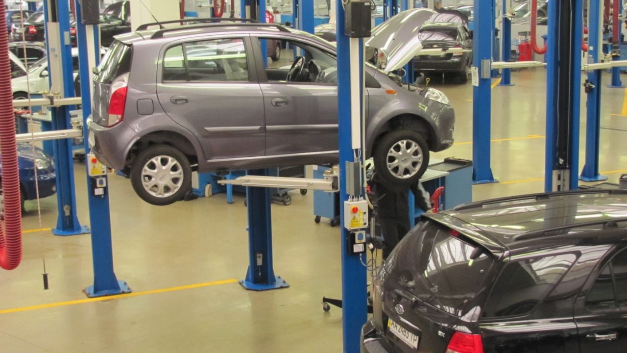 Chery A1 (in the middle) and Kia Sorrento (at right)
