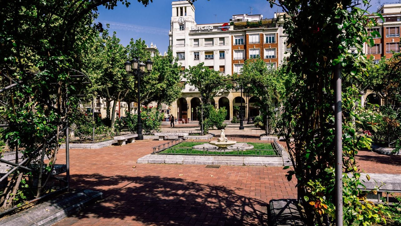 Espolón square in Logroño, Spain, with a central fountain and surrounding buildings