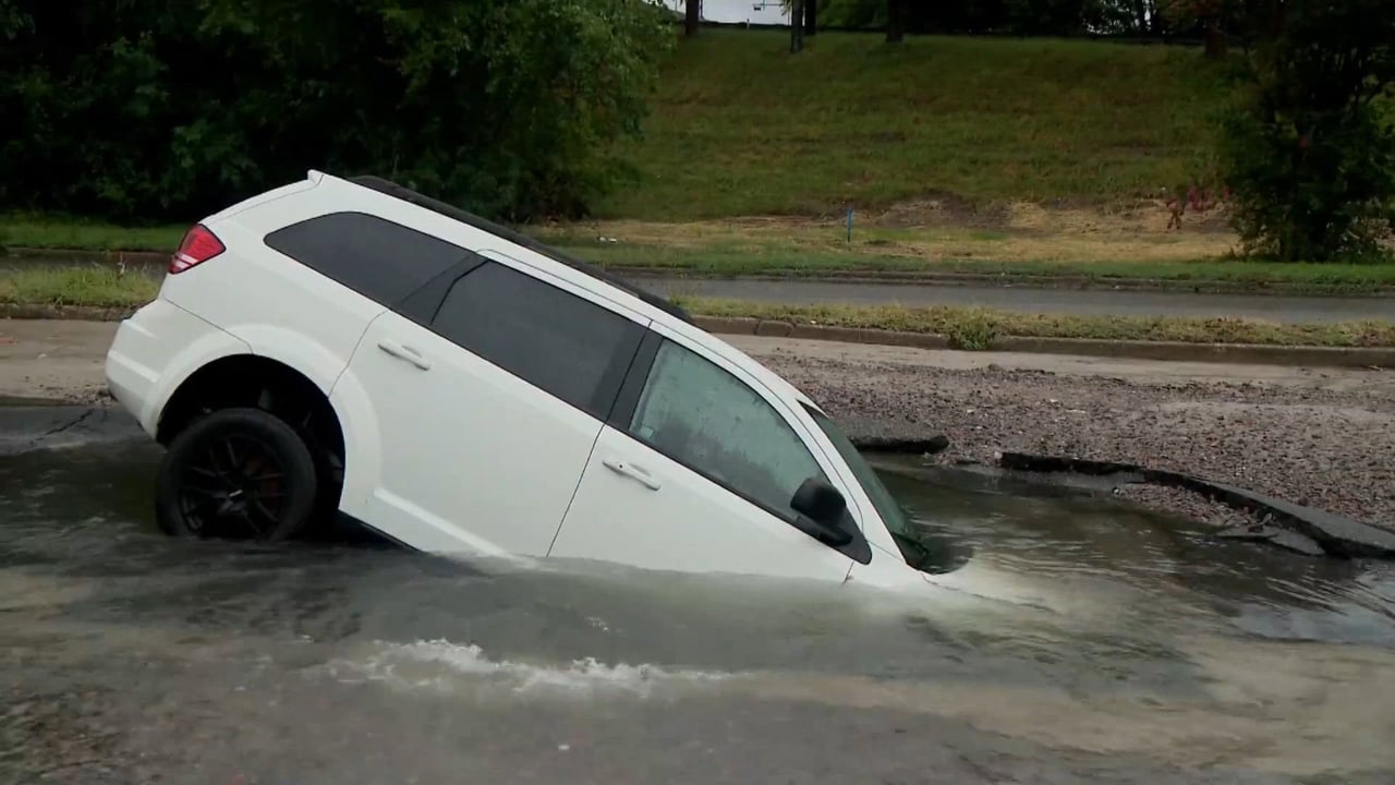 Norfolk sinkhole shuts down I-264 exit after SUV becomes trapped