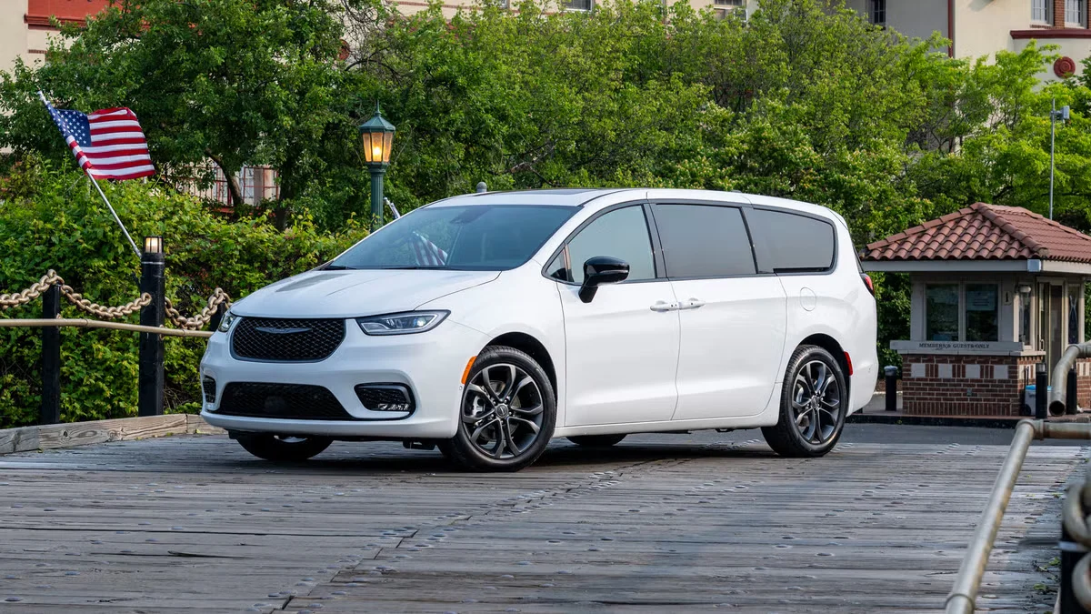 2026-chrysler-pacifica-100th-anniversary-edition-pr-105-685afc9192336