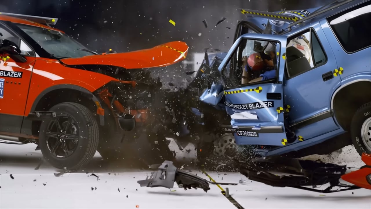 2026 vs. 1996 Chevrolet Blazer IIHS crash test 0-34 close up