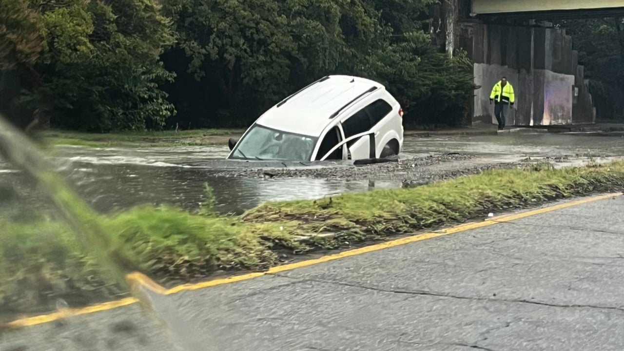 Norfolk sinkhole shuts down I-264 exit after SUV becomes trapped