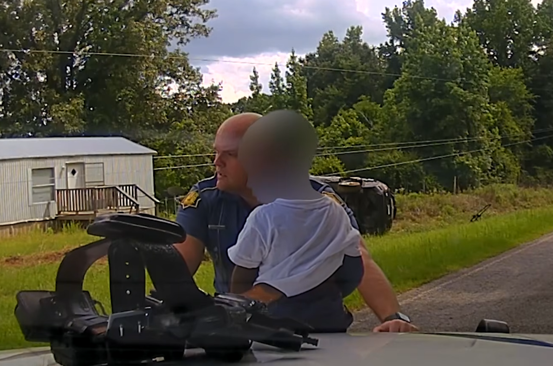 cops rescue kids from speeding suv