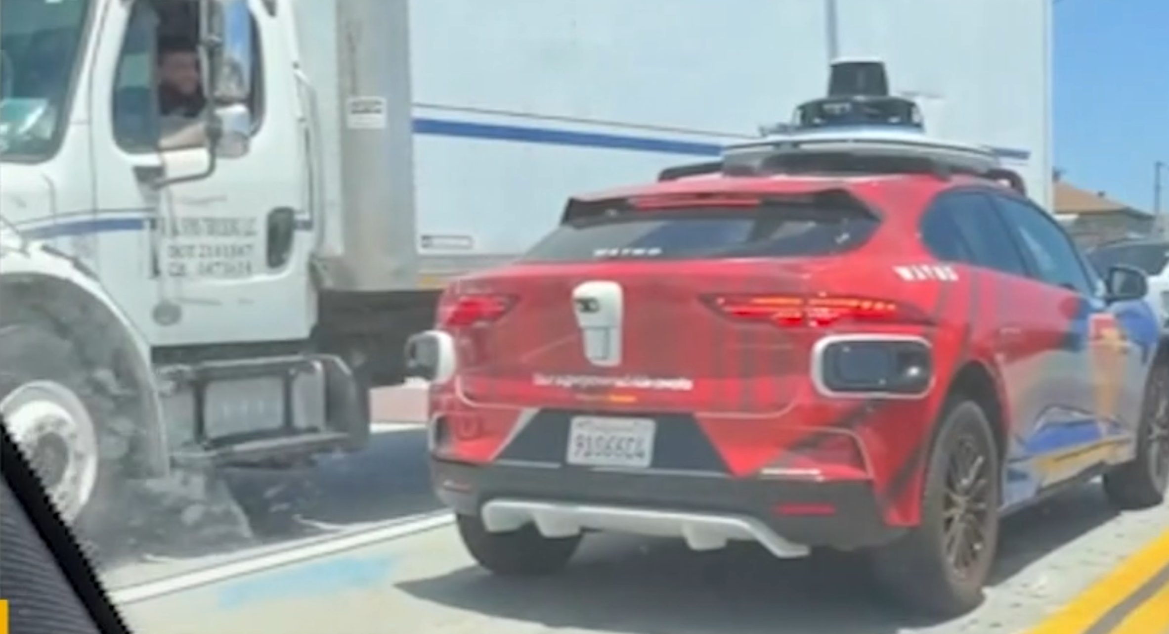 waymo going into oncoming traffic