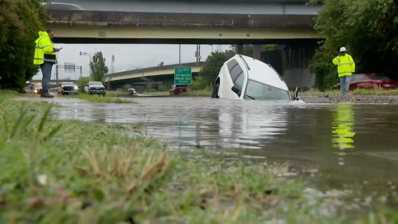 Norfolk sinkhole shuts down I-264 exit after SUV becomes trapped