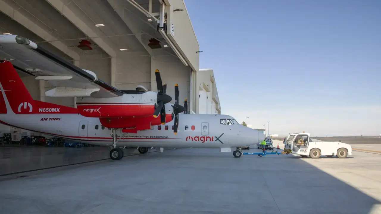 Hybrid-powered plane