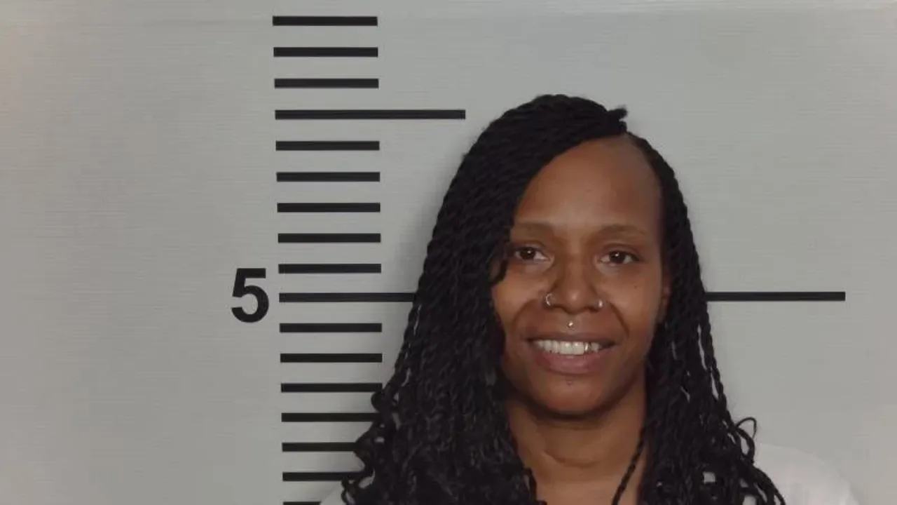 woman smiling in mugshot after attempted murder