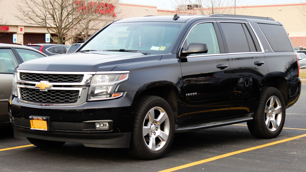 2015_Chevrolet_Tahoe_LT_5.3L_front_02_3.24.19