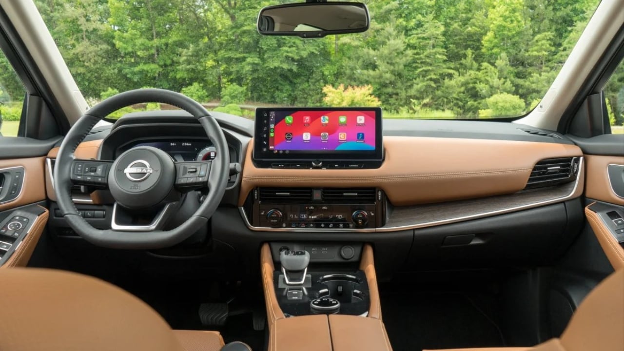 24-nissan-rogue-int1