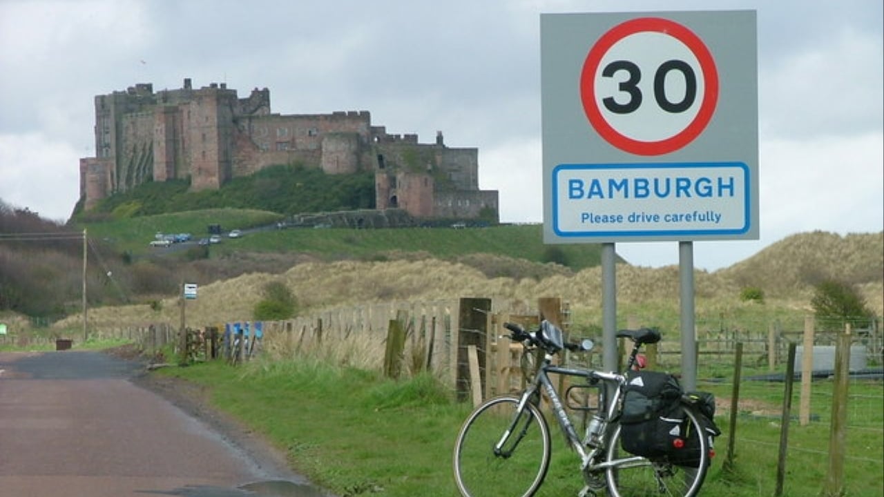 30mph_sign_at_Bamburgh_