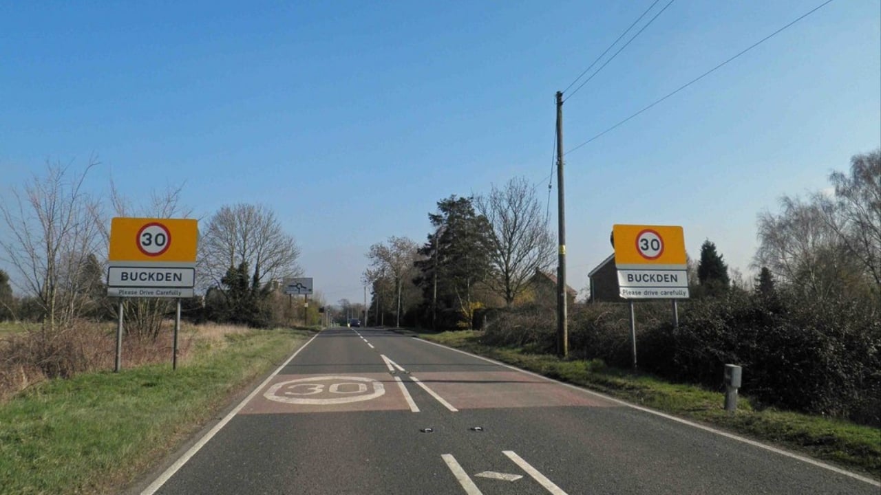30mph_signs_on_Perry_Road_Buckden_-_geograph.org.uk_-_2293883 (1)