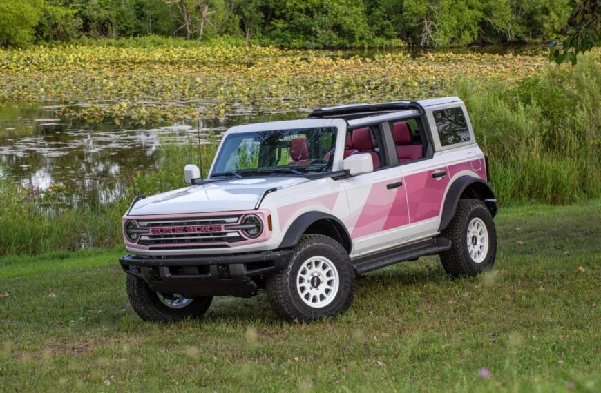A New Ford Bronco Magenta Package Adds a Touch of 1980s to the SUV