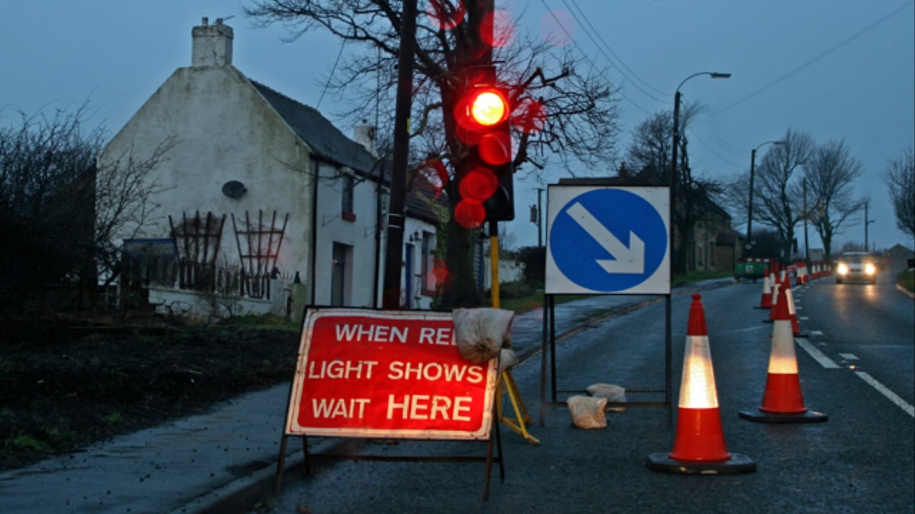 Temporary_traffic_lights_-_geograph.org.uk_-_681718