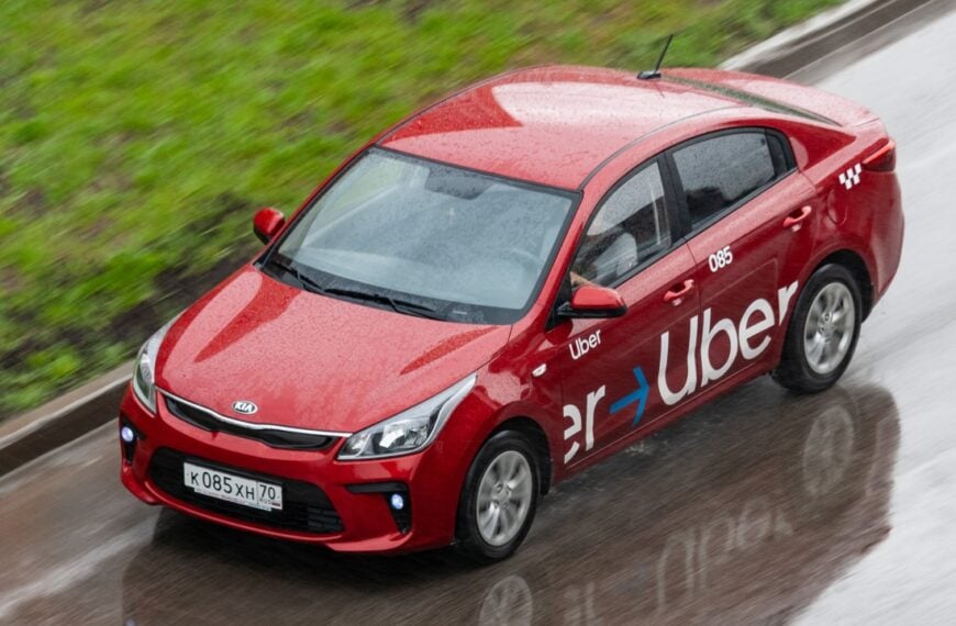 Uber_taxi_in_Tomsk_01