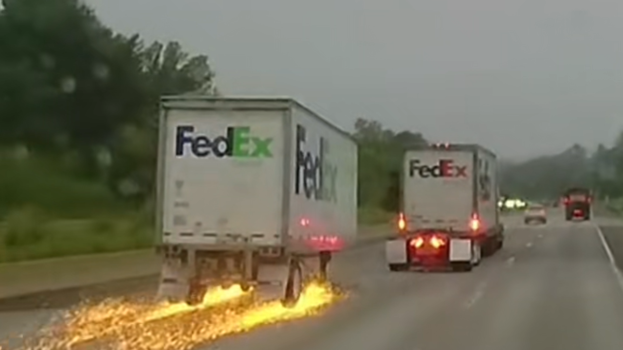 fed ex trailer comes loose on highway