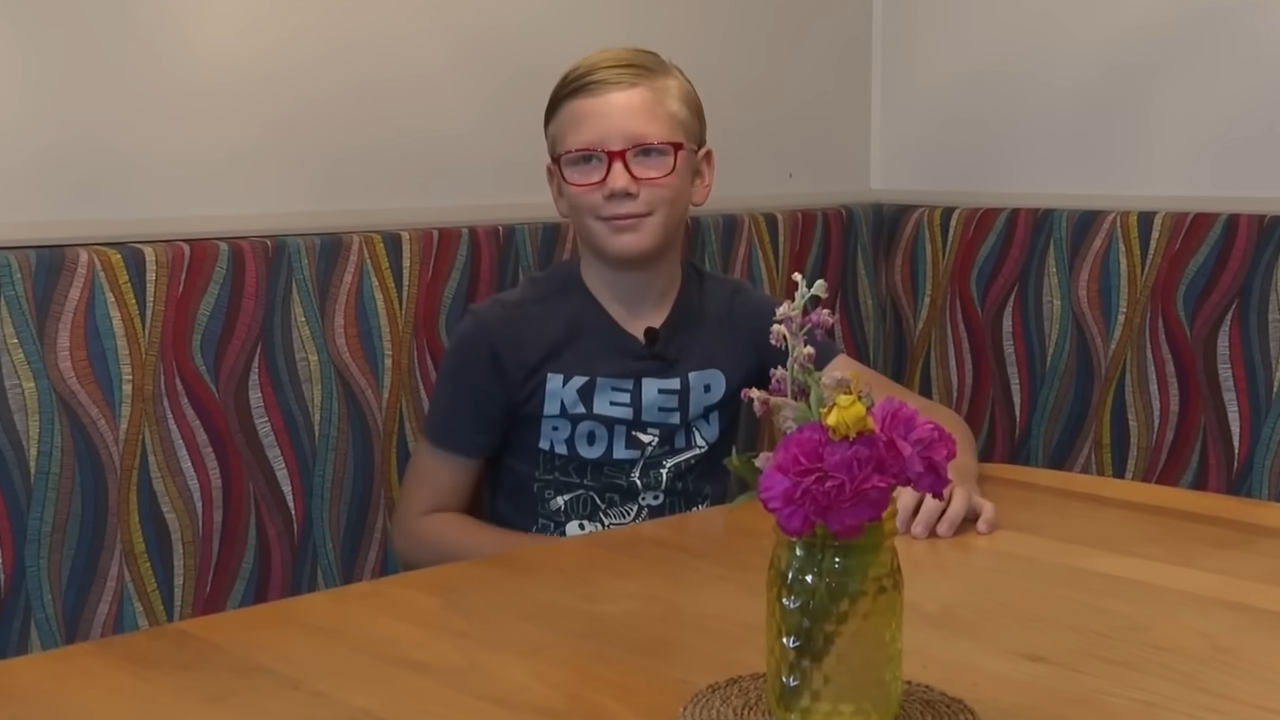 kid calls grandma during robbery