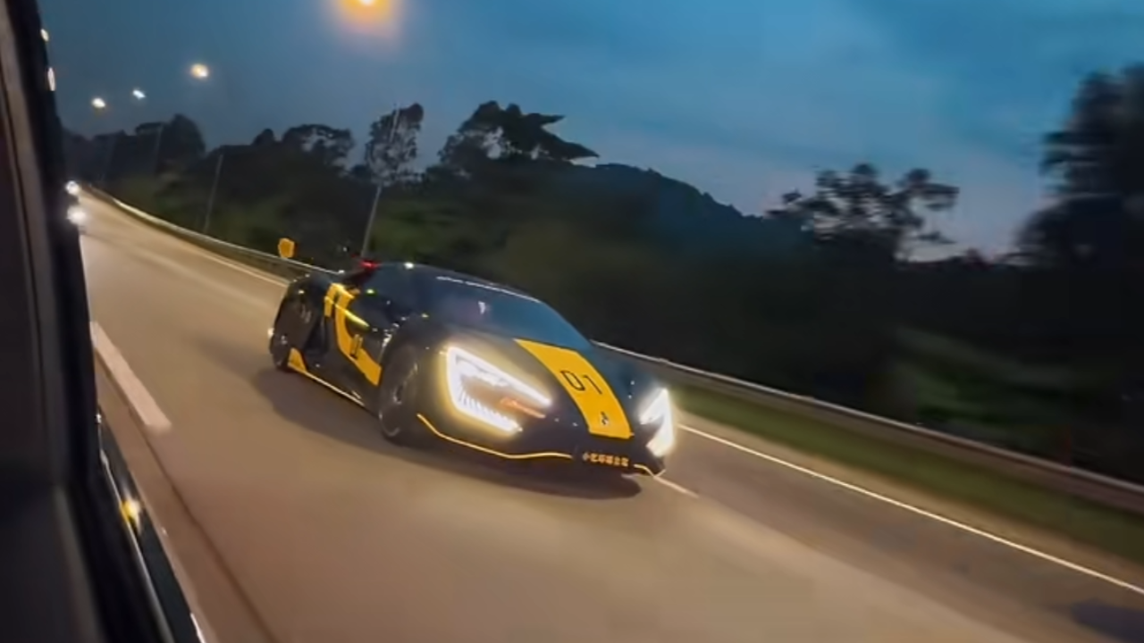 yangwang u9 xtreme jumps on highway